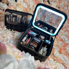 Lade das Bild in den Galerie-Viewer, LED Make Up Tasche klein
